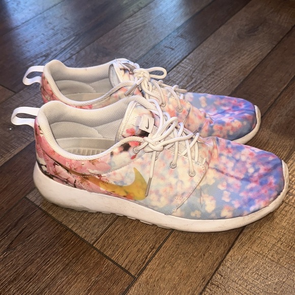 Gorgeous flower print Nike women’s size 11.5 EU 44 UK 9 tennis shoe - Picture 3 of 13